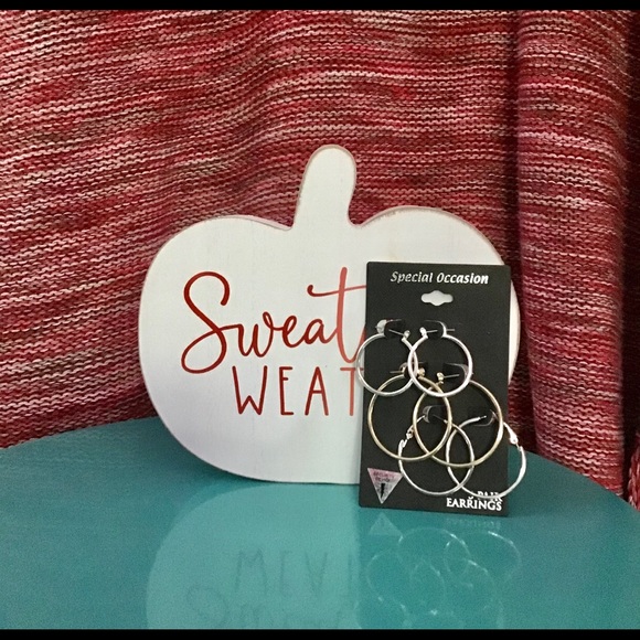 🎄Three pairs of hoops, two silver tone, 1 gold - Picture 6 of 11